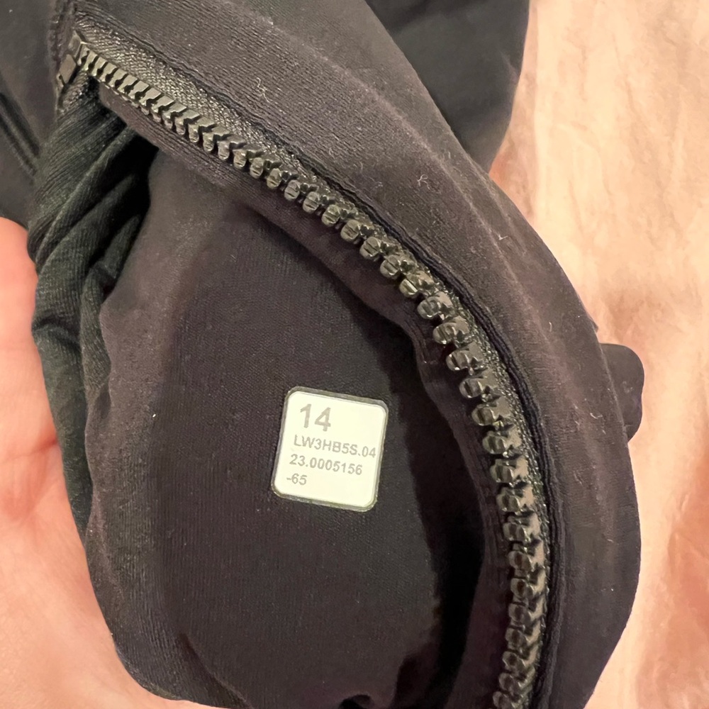 Lululemon Define Cropped Jacket
Nulu - Size 14 - Picture 4 of 6